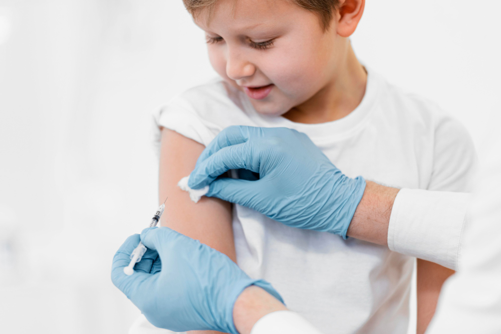 garotinho-tomando-vacina